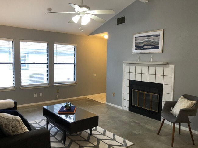 Photo - 1402 Byers Ln