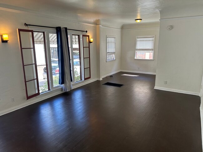 Building Photo - 1861 Kelton Ave Unit 4 Rental