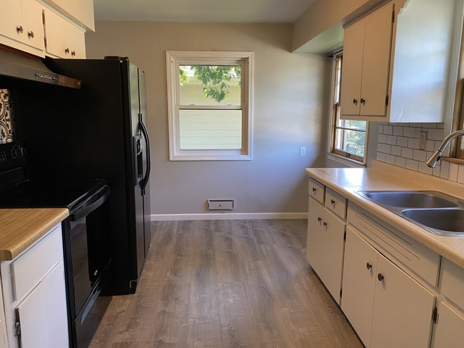 kitchen - 521 3rd Ave N