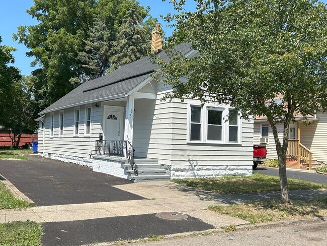 Photo - 3 Bed Single Family with Huge Kitchen and ...