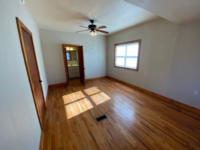 Photo - VERY CLEAN AND SPACIOUS 3 BEDROOM 2 BATH H...
