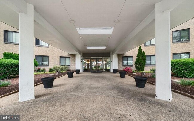 Photo - Spacious & Updated One Bedroom W/All Energy Utilties Included, Parking, Laundry on Site, & Much M...