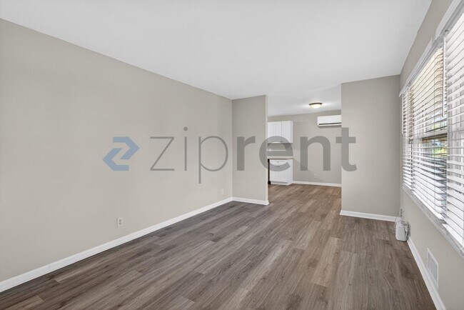 Photo - 586 Oakside Dr SW