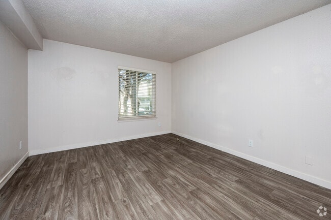 2BR, 2BA - 978SF - Primary Bedroom