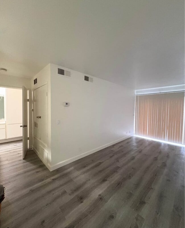 Photo - 7040 Haskell Ave