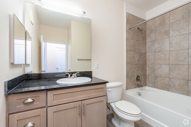 1BR, 1BA - 770SF - Bathroom