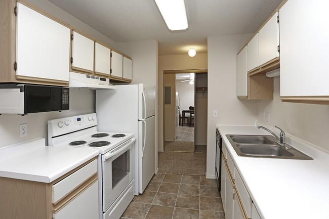 Kitchen - YORKTOWN ESTATES Apartments