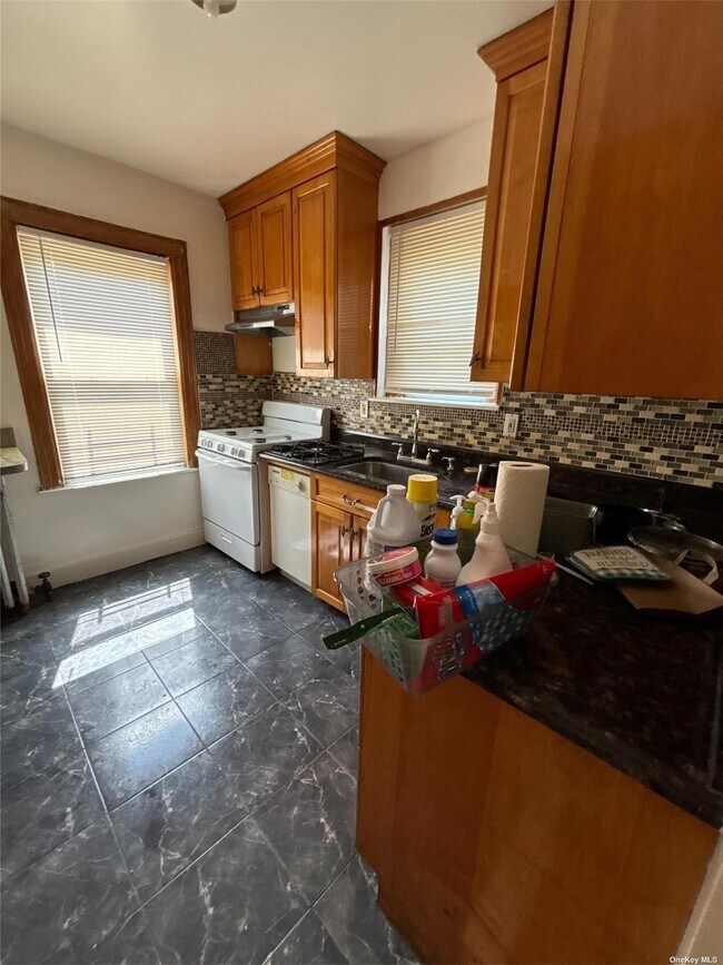 Photo - 204-16 109th Ave