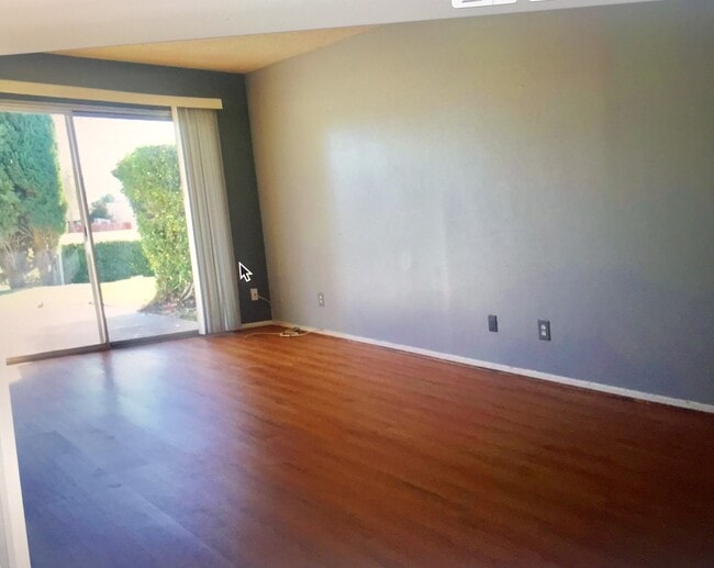 LIVING ROOM AREA