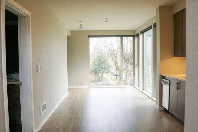 Photo - Corner 2nd Floor 1 Bdr w/Dishwasher, W&D, Condo Finishes! Unidad 201