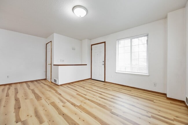 Photo - 1 Bed / 1 Bath Apartment – Updated Flooring – Convenient NE Portland Location Unit 12901 B