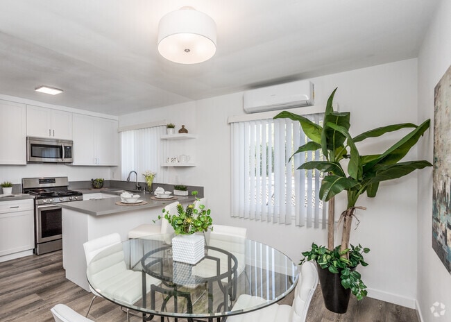 1HAB, 1BA - 700-775 ft² - Yosemite Garden Apartments