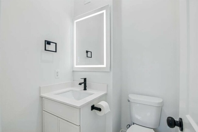 Photo - 430 E 8th St