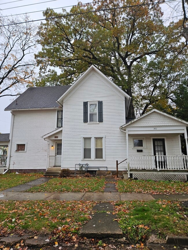 Photo - 301 N Division St Unit Downstairs