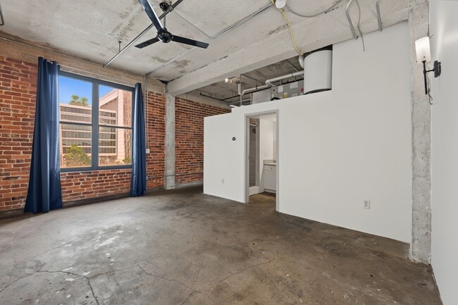 Photo - 95 Forsyth St NW