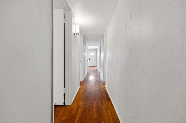 Photo - 3 Bedroom 2 Bath Conveniently Located House!