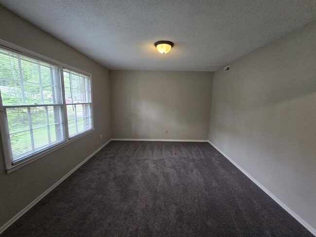 Photo - 1410 Suterland Rd