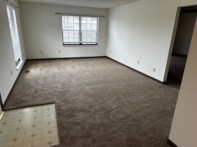 Photo - 631 E Waterloo Ct