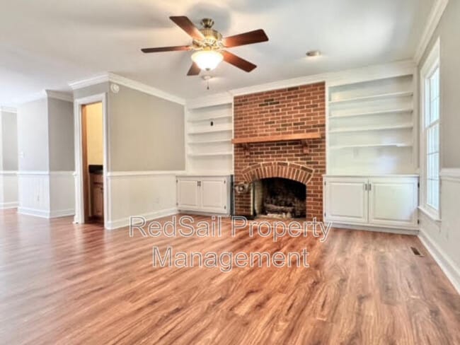 Photo - 114 Barclay Crescent