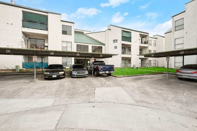 Building Photo - 2816 S Bartell Dr Unit B26