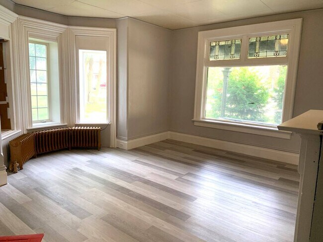 Photo - 102 Wellington St E Unit 1