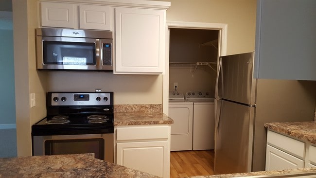 Signature Champlain - Cocina - Woodlake Village-Waterpointe Apartments