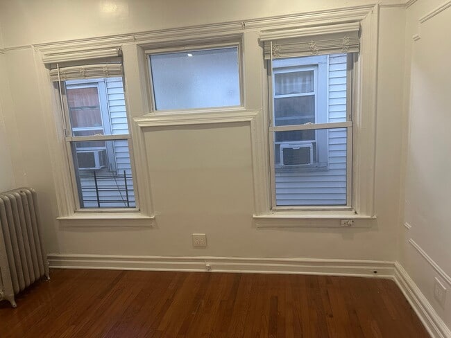 Living Room - 157 E 40th St Unit Apt 2