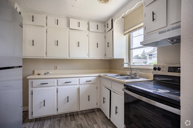 1 habitación, 1 baño - 750 pies cuadrados - Cocina - 2215 Buffalo Trl