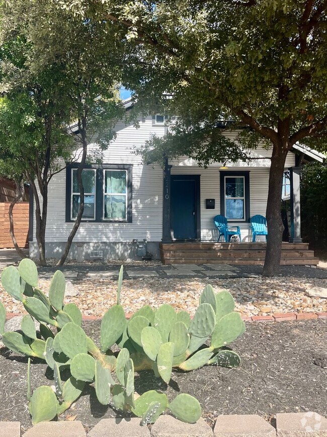 Building Photo - Charming bungalow in East Austin Rental