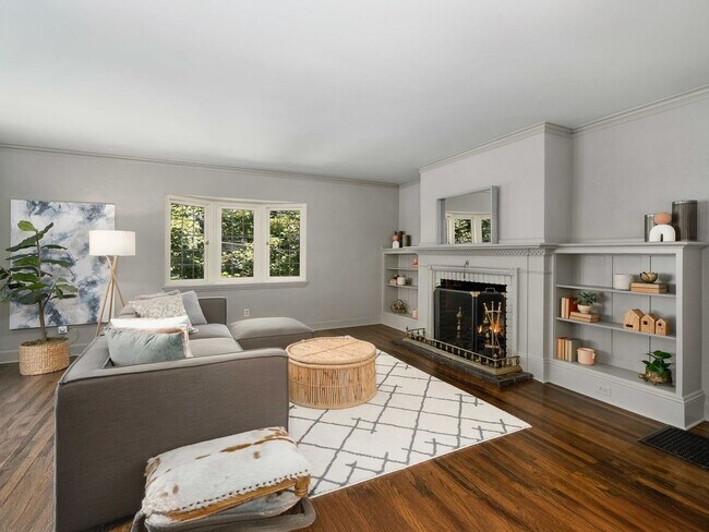 Photo - Gorgeous Victorian Home Ready to Rent! Hug...