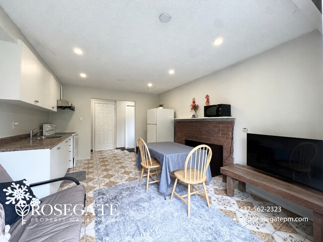 Photo - Cozy 1-Bedroom Apartment with Parking – Brampton Unit B