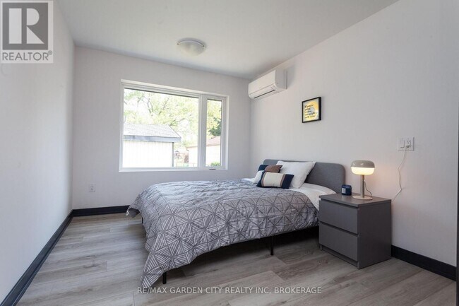 Photo - 670 Upper Wentworth St