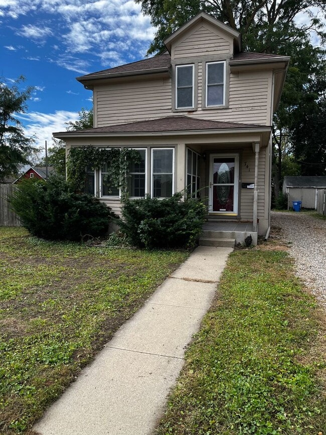 Building Photo - 3 Bed/1.5 Bath House For Rent with 2 Car Garage!