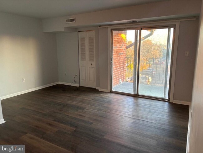 Photo - 9 DOVER HALL