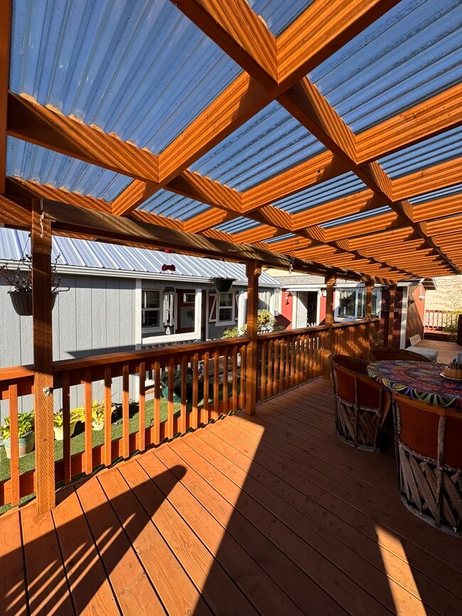 Amplia terraza cubierta - 11 Pond Ln