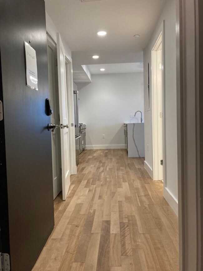 Photo - 2BR 2Bth unit. Great location! Easy access to Mass Pike. Laundry IN UNIT!