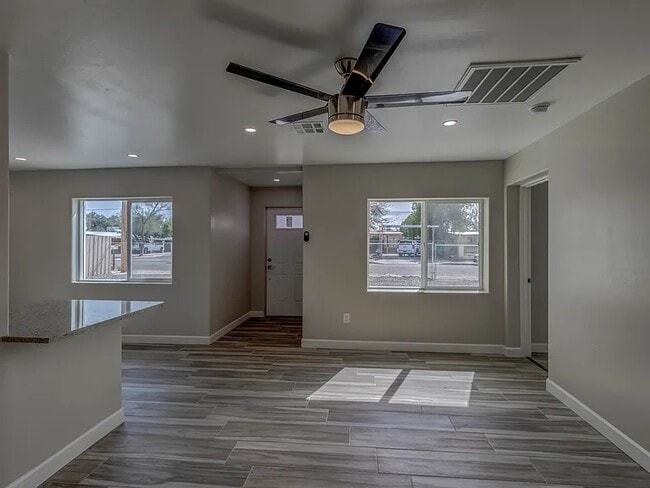 Photo - 405 E Mohave Rd