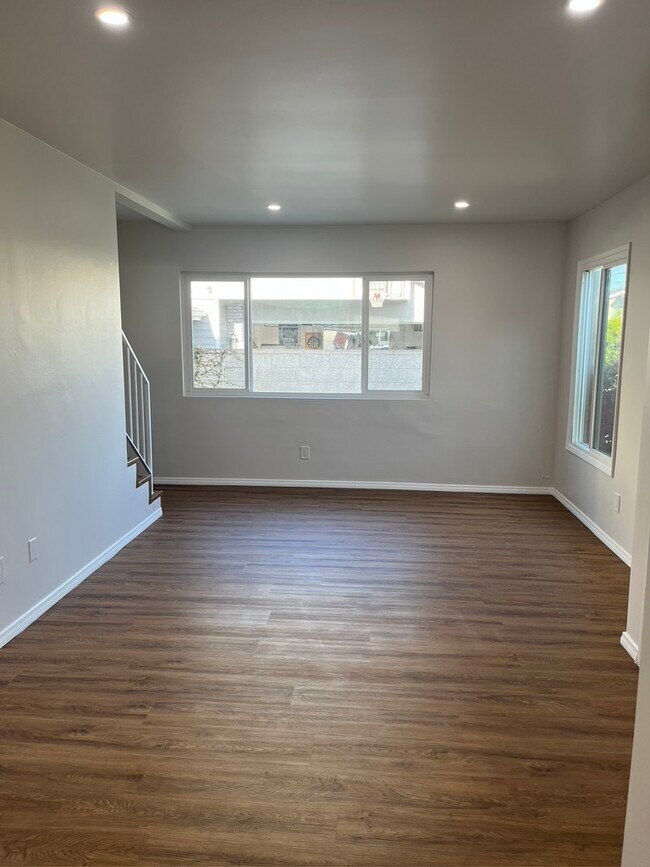 Unidad A - Sala de estar - 2411 Harriman Ln