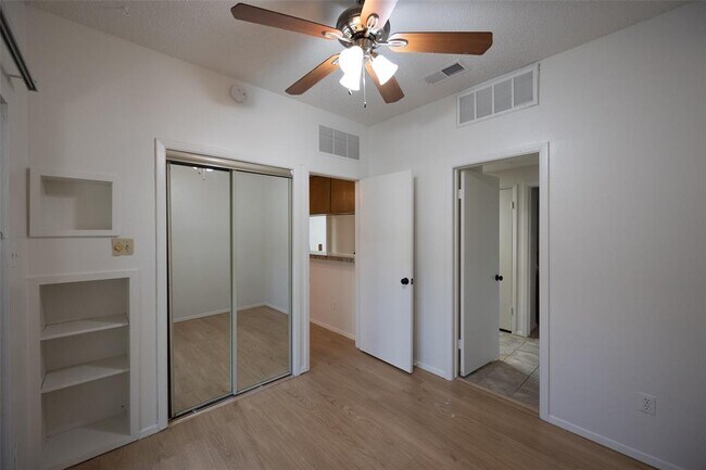 Photo - 806 W 24th St Unidad 207