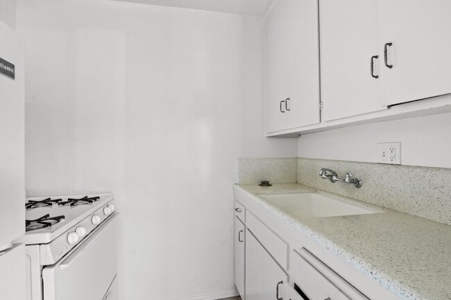 Photo - 10910 Santa Monica Blvd Unidad 04C