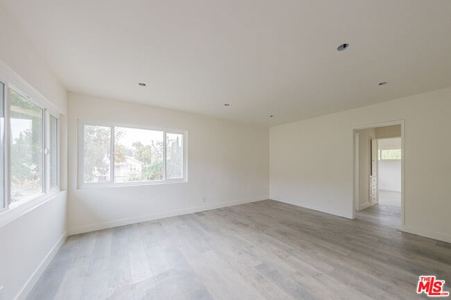 Building Photo - 10039 Haines Canyon Ave Unit D Rental