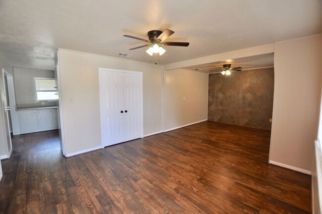 Photo - FOR LEASE! 2 Bedroom, 1.5 Bathroom - Brick...