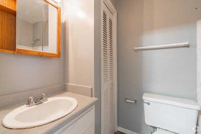 2BR, 2BA - 869SF