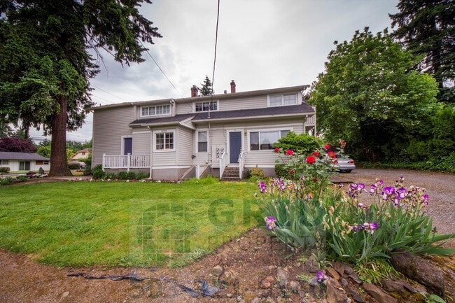 Building Photo - Two Bedroom Apartment Available in Milwaukie! Unit 04