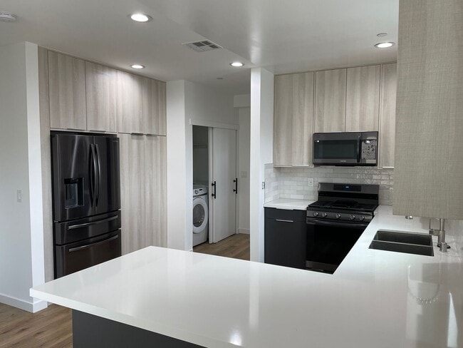 Photo - 341 N Kenmore Ave Unit 341 N Kenmore