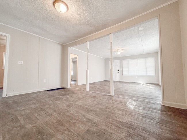 Building Photo - 3 Bed 1 Bath Single-Family Home - Big Yard!