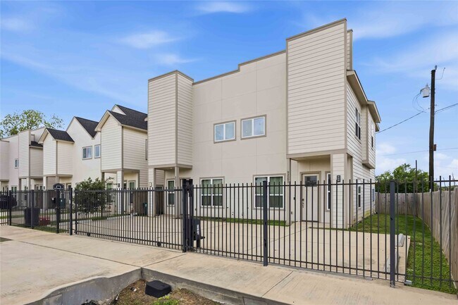 Photo - 9320 Coffee St