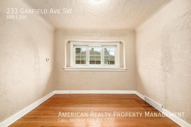 Photo - 233 Garfield Ave SW