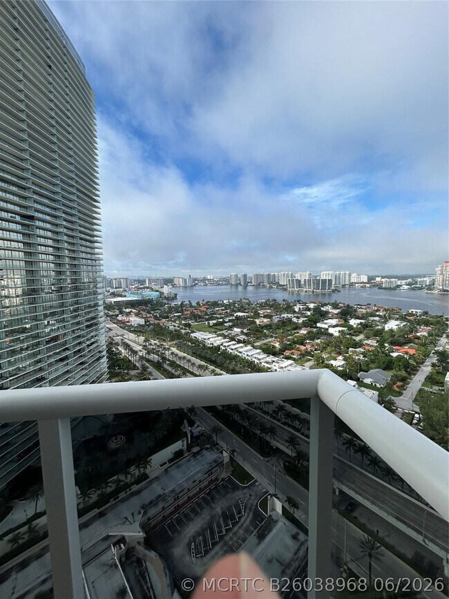 19111 Collins Ave