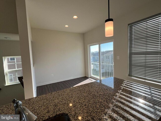 Photo - 220 Charterhouse St
